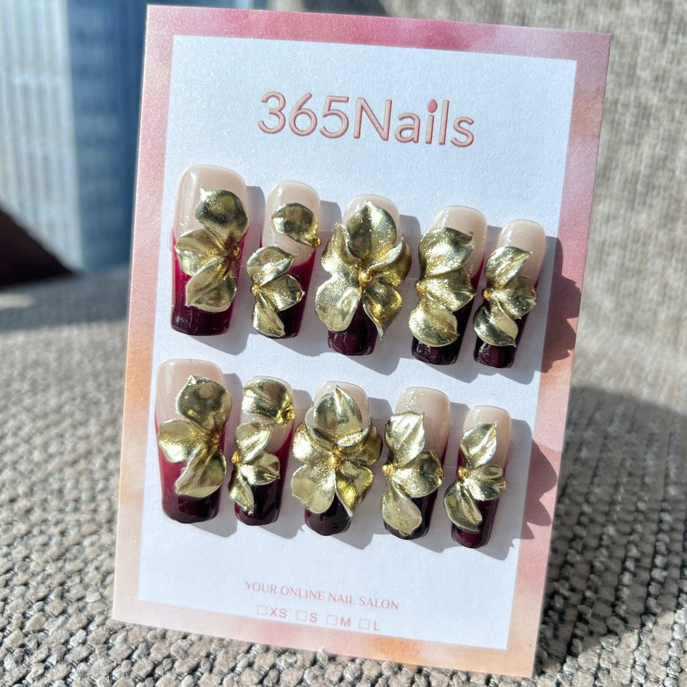 Esculturas Florais: "Rosa Borgonha Dourada" – Flores 3D em Ouro Metálico em Unhas Francesinhas Vinho Tinto