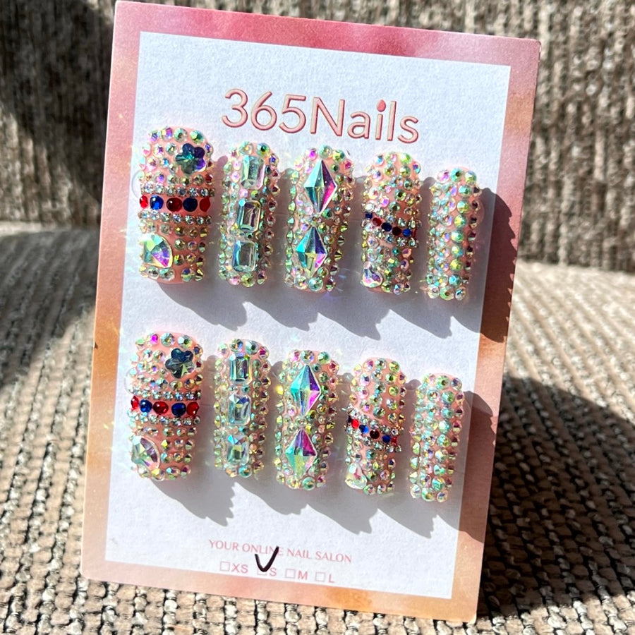 365nails: "Disco Prism" – ongles press-on fait main, forme carrée, court, entièrement recouverts de strass