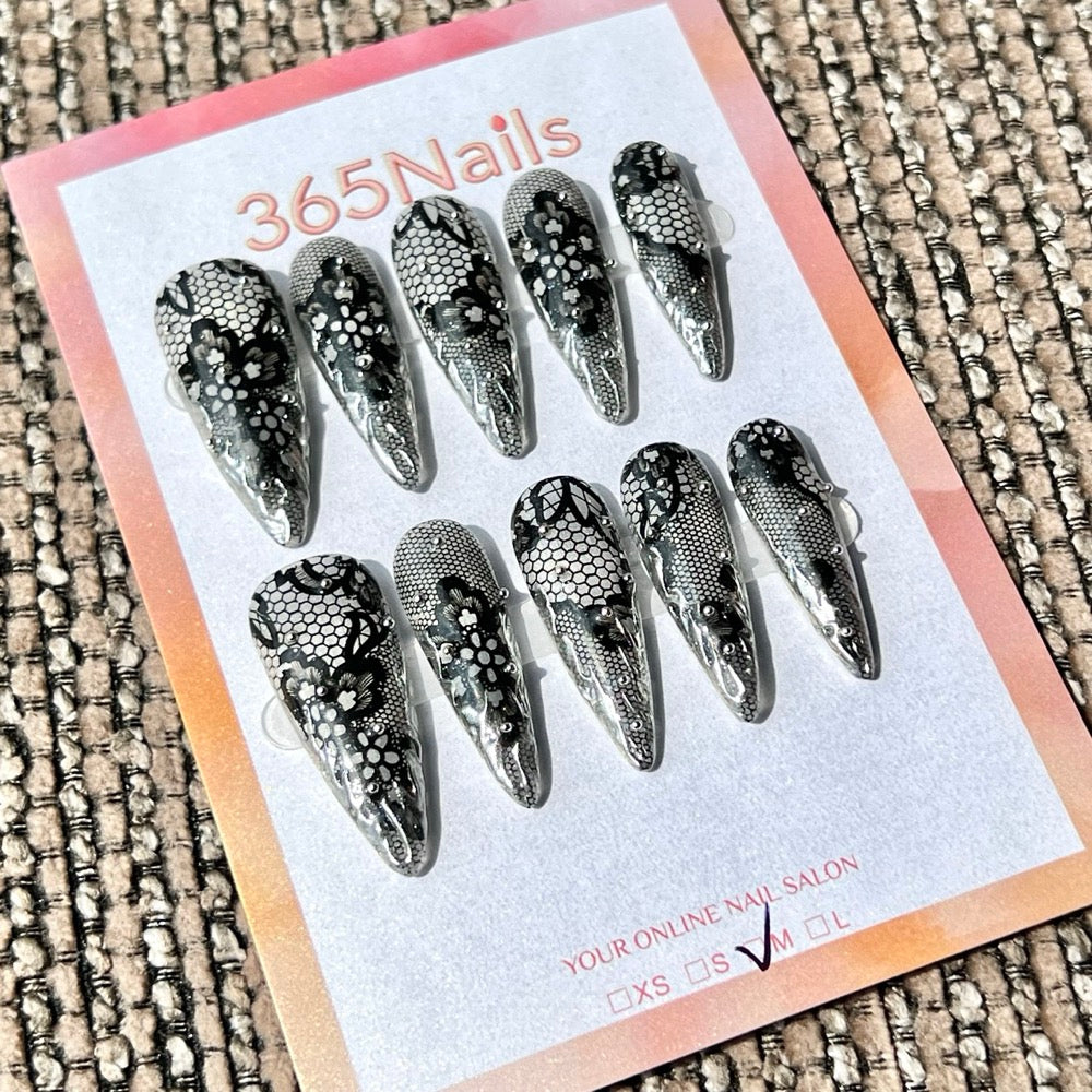365nails: "Dentelle Noire Scintillante" – Ongles forme stiletto longs ornés de dentelle noire et strass