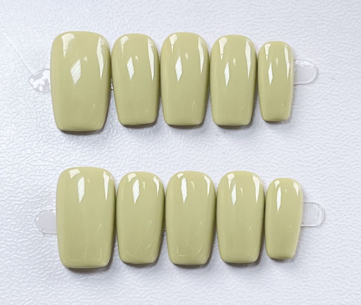 Les essentiels unis — forme ronde courte, mignons — ongles press-on faits main