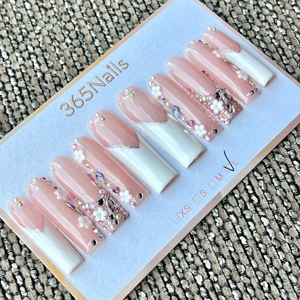 365nails：「Ethereal Blossom」— 3D 花朵與珍珠 手工製可重複使用穿戴甲，長款棺材形