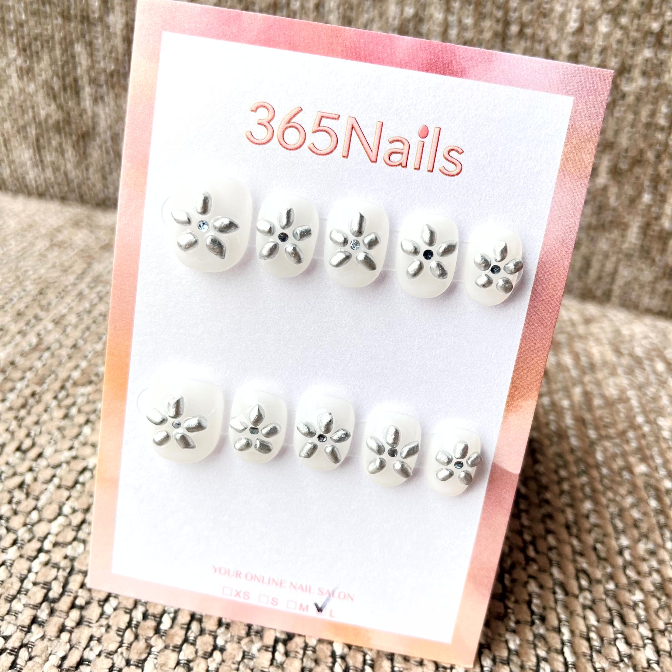 365nails : « Lumière d'argent » – Ongles forme carrée courts faits main avec motifs floraux métalliques 3D