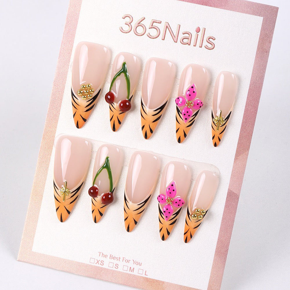 Uñas postizas 365Nails con diseño de punta de tigre y flor de cerezo.