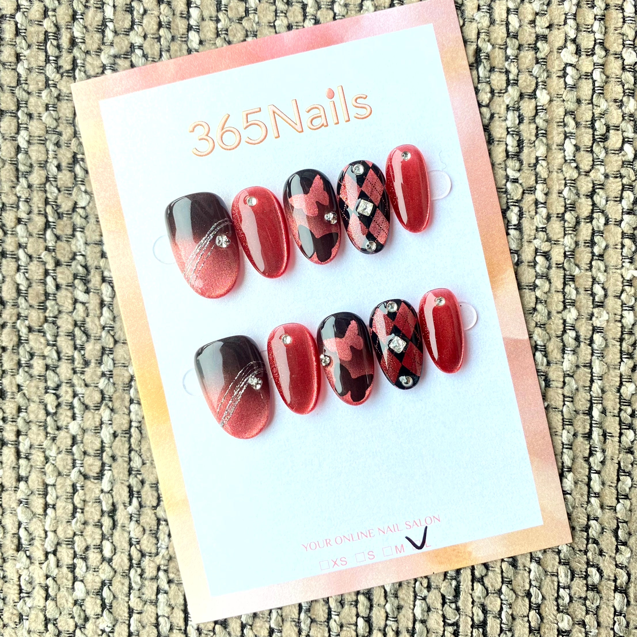 365nails : « Arlequin cramoisi » – Argyle rouge et noir & papillon, ongles forme ovale faits main.