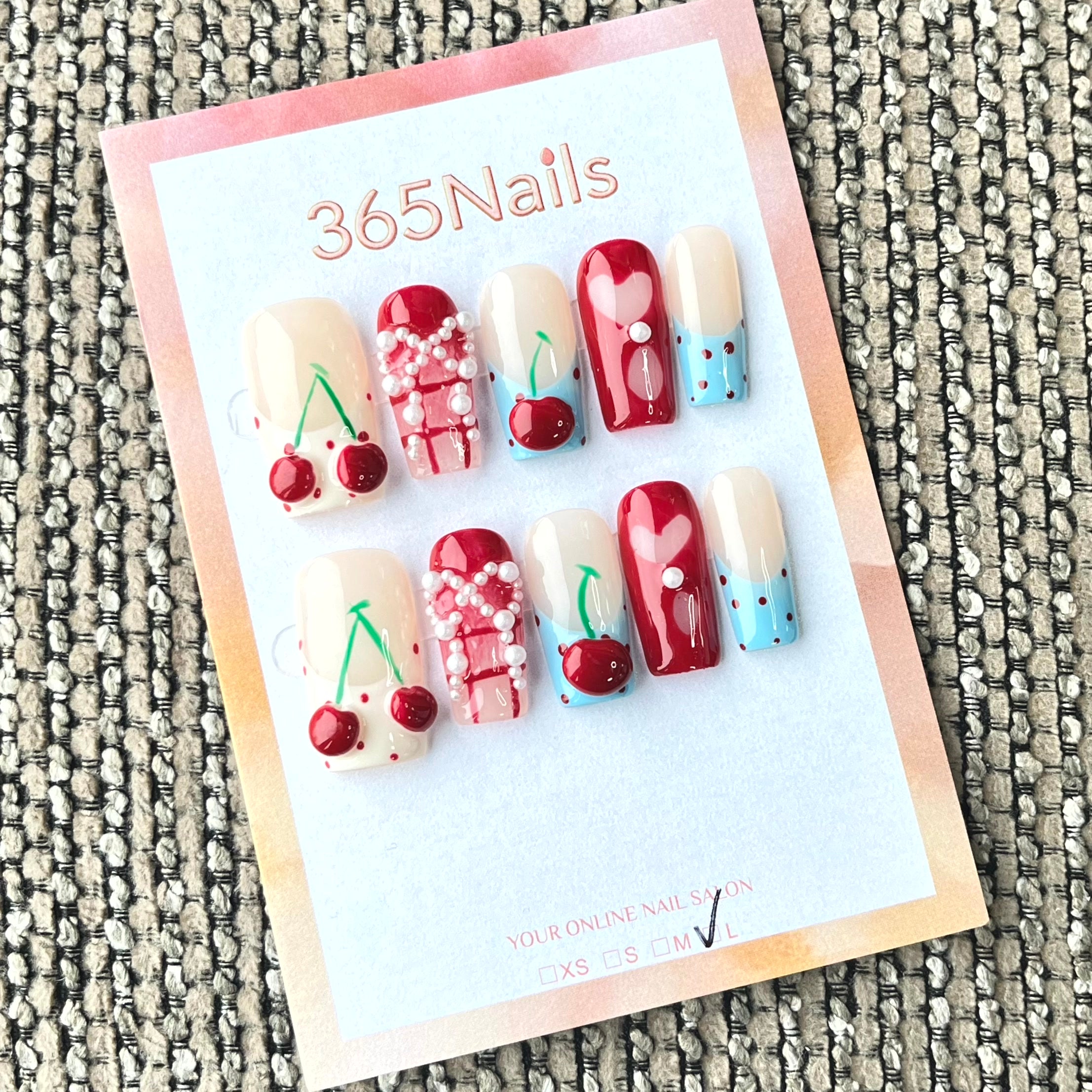 365nails : "Cherry Crush" – ongles press-on courts fait main, forme carrée, cerises 3D et motif à carreaux