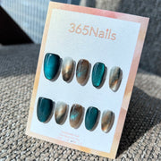 Ethereal Ink : « Minéral des Mers Profondes » – ongles courts forme ovale effet œil de chat bleu sarcelle paon & marbré brun bronze