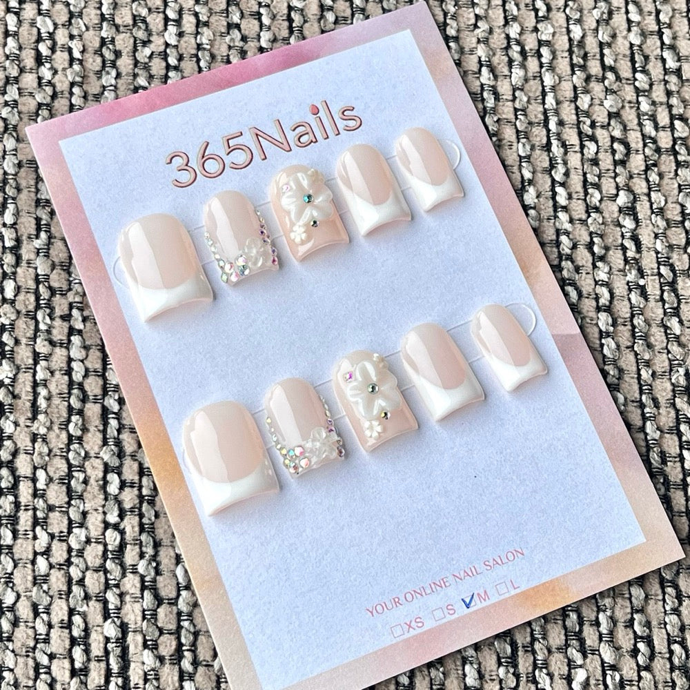 365nails : "French 3D fleurs blanches et strass" – Ongles carrés mi-longs sculptés à la main