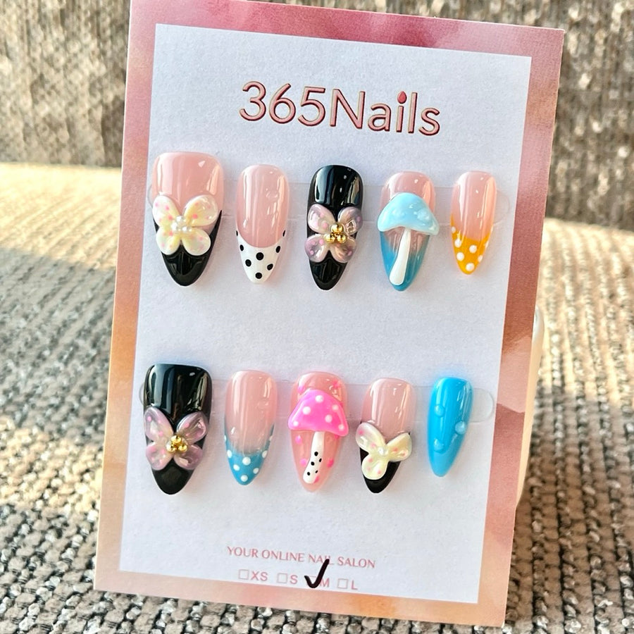 365nails：裸色與黑色蘑菇花混搭 手工製 中長款 尖形 穿戴甲