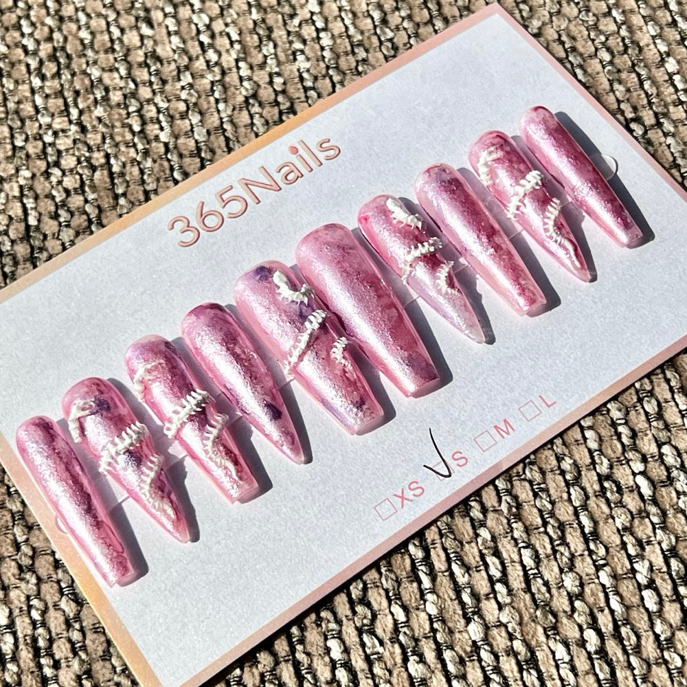 365nails: 「神秘骷髏漩渦」— 粉紫閃耀配白色骷髏脊柱，3D手工製尖形甲片