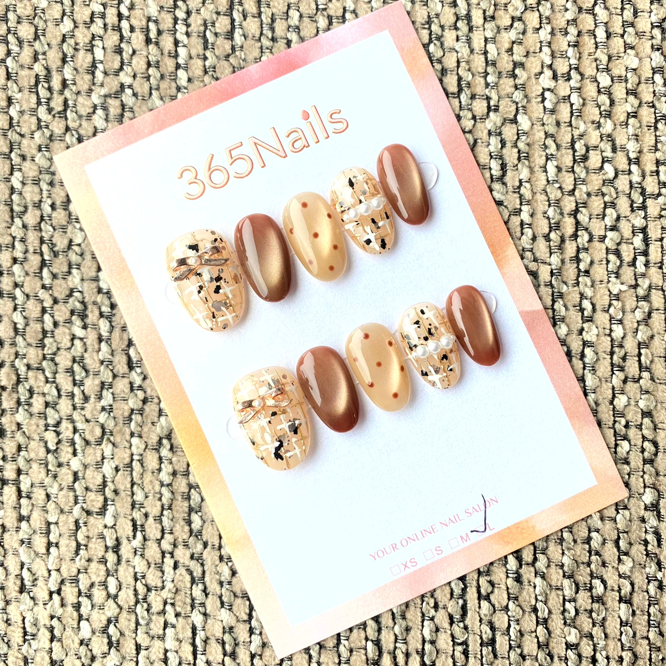 365nails : « Caramel vintage » – ongles forme ovale courts faits main, œil-de-chat marron et motif tweed