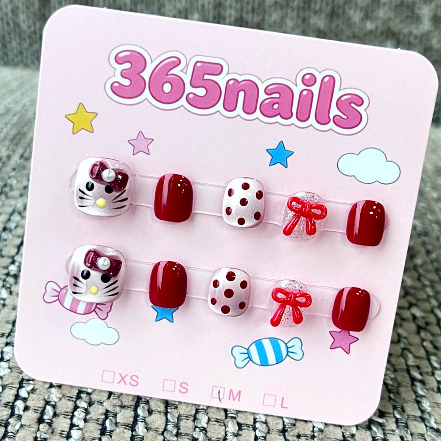 365nails: "헬로키티의 레드 리본" – 3D 캐릭터·도트 수제 숏 스퀘어형 네일