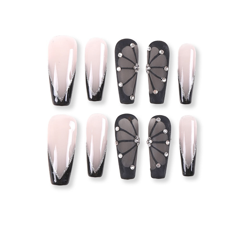 Uñas postizas 365nails rosa ahumado con abanico de tul negro y pedrería francesa en V.