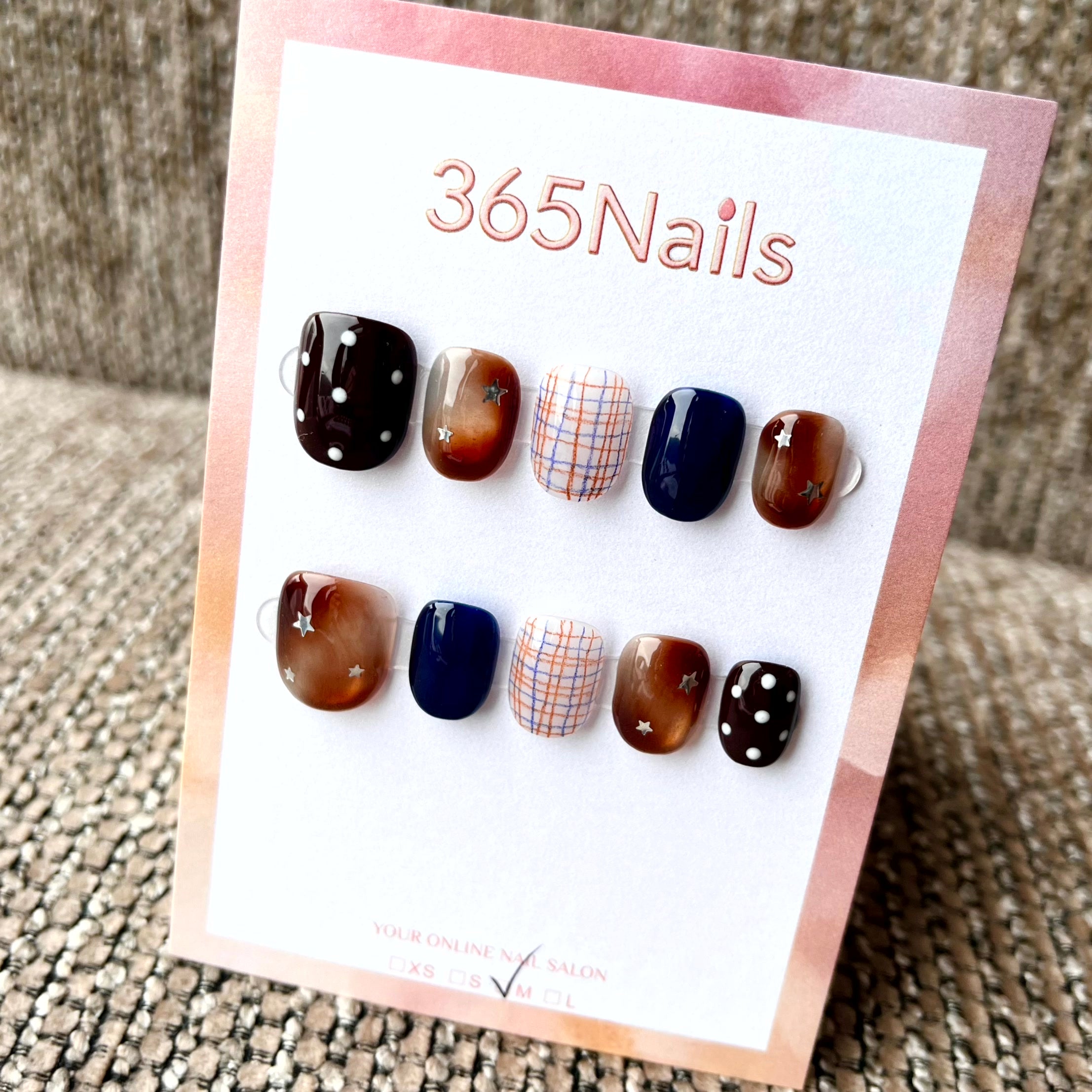 365nails: "Xadrez de outono" – Unhas quadradas curtas artesanais com estampa xadrez e tartaruga pintadas à mão