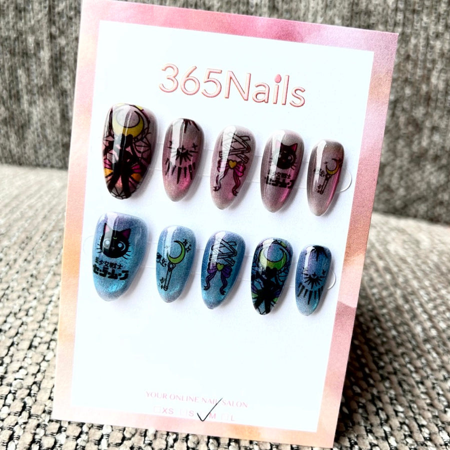 365nails: "세일러문 루나 & 아르테미스" – 수제 숏 아몬드형 프레스온 네일