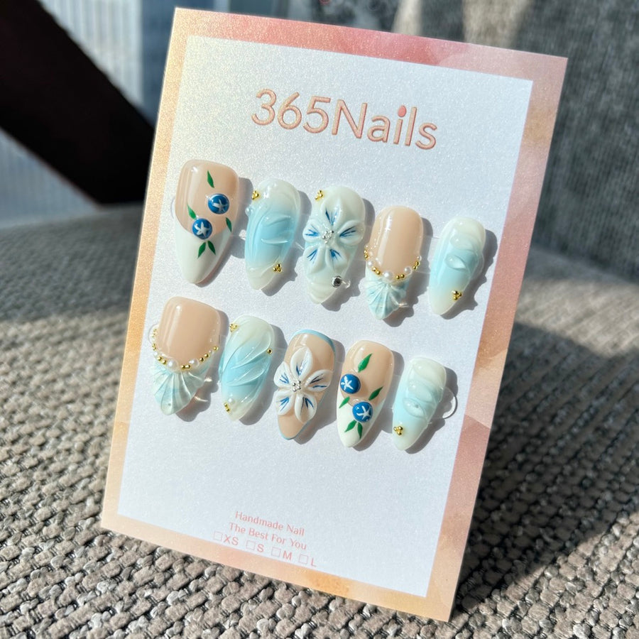 Fait main « Porcelaine Myrtille » — ongles press-on 3D floraux | plis texturés & french perlé | forme amande