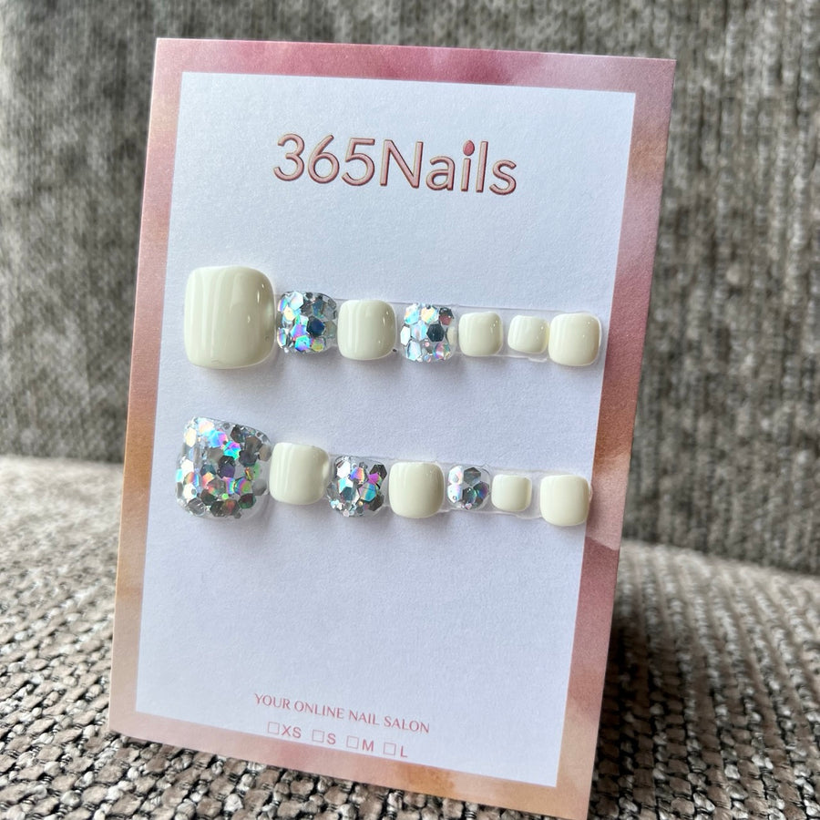 365nails: "blanc crémeux paillettes brisées" – pédicure press-on fait main