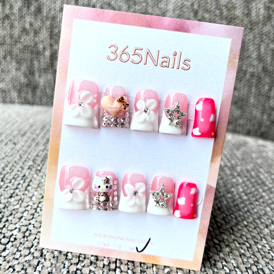 365nails — ongles press-on courts, forme trapèze, fait main — motif chaton et fleurs roses et blanches
