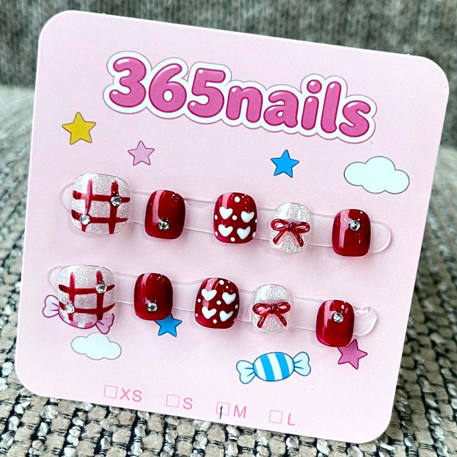 365nails: "루비 하트 체크" – 3D 리본 & 손그림 숏 스퀘어형 프레스온 네일