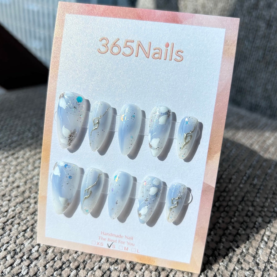 Ethereal Ink: Givre azur — ongles press-on forme amande dégradé bleu bébé & marbré nuage avec lignes argentées et paillettes