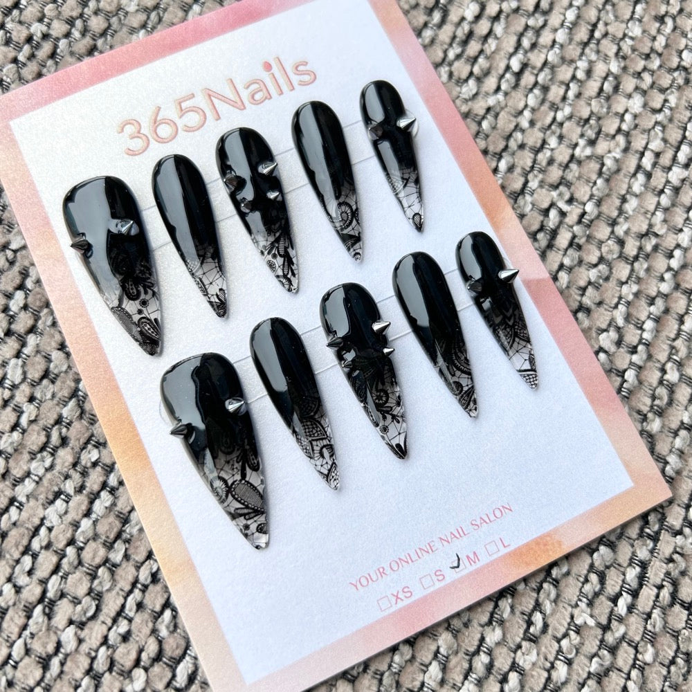 Femme Fatale: "Véu Gótico" – Unhas Stiletto Longas Pretas Ombré com Renda Floral e Pontas Prateadas em Cone