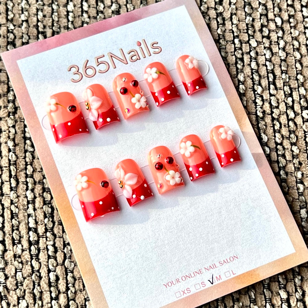 Fleur et coccinelle rouge sur fond pêche - Vente en gros : ongles faits main ultra-douces, ajustement flexible (MOQ=100)