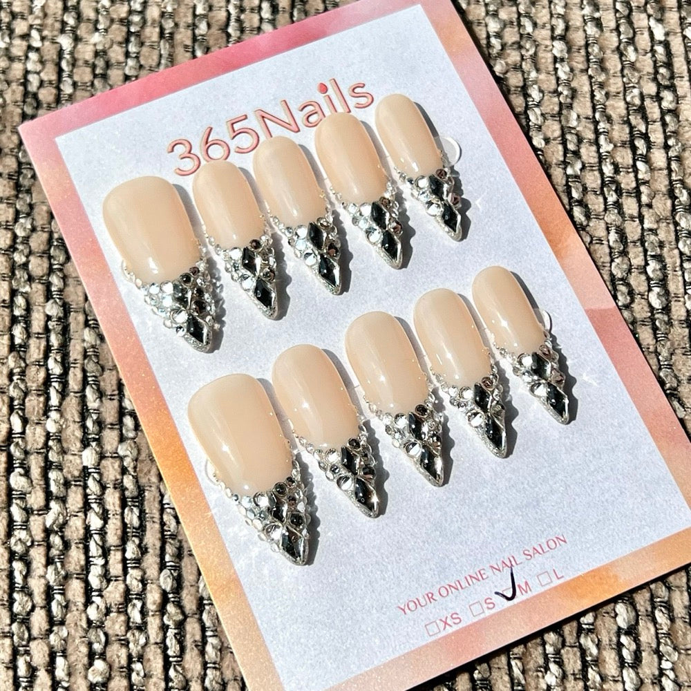 : 365nails: "裸晶邊緣" – 水鑽點綴裸色手工製尖形甲片