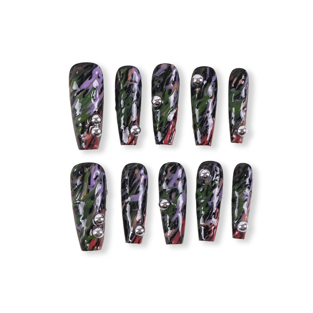 Uñas postizas 365nails, base negra estilo grafiti nocturno con estrás ondulados.