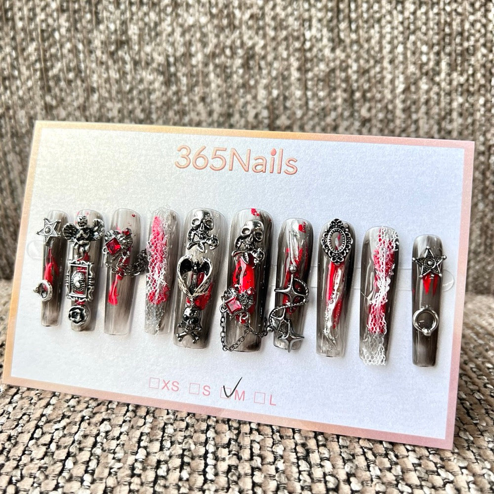 365nails: "Trapézio Gótico de Renda de Sangue e Crânio" – unhas postiças artesanais