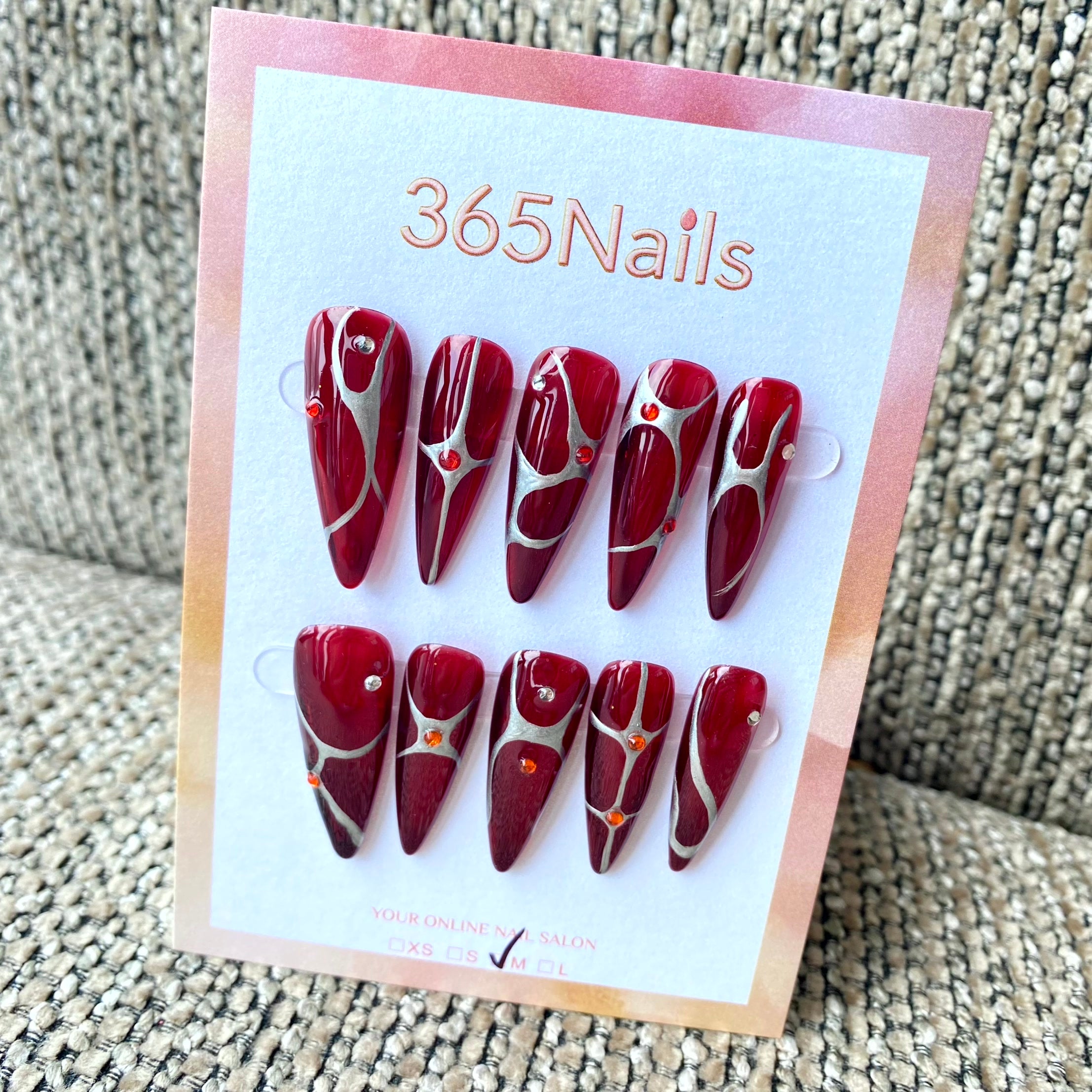 365nails: "緋紅網與銀色紋脈" – 線條風格水晶手工製尖形甲片
