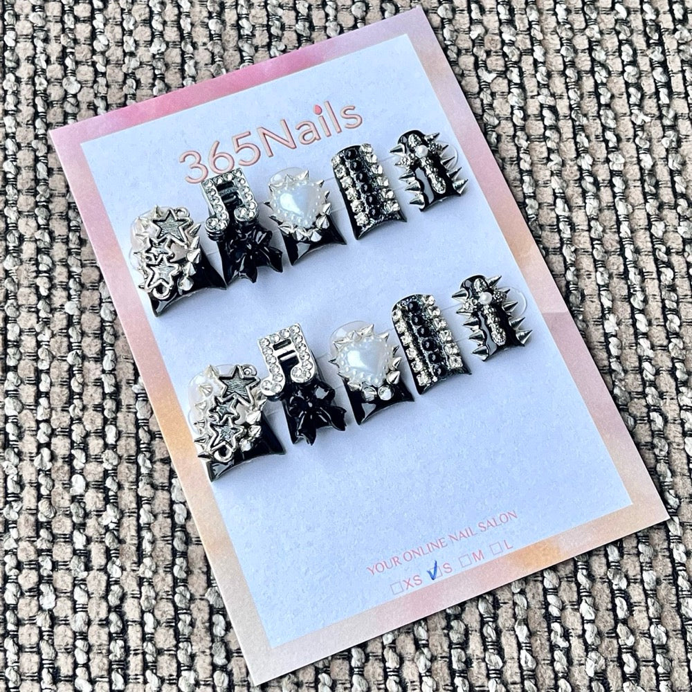 365nails : "Rock punk star musique pics et strass" – Ongles carrés mi-longs avec charme métal 3D faits main
