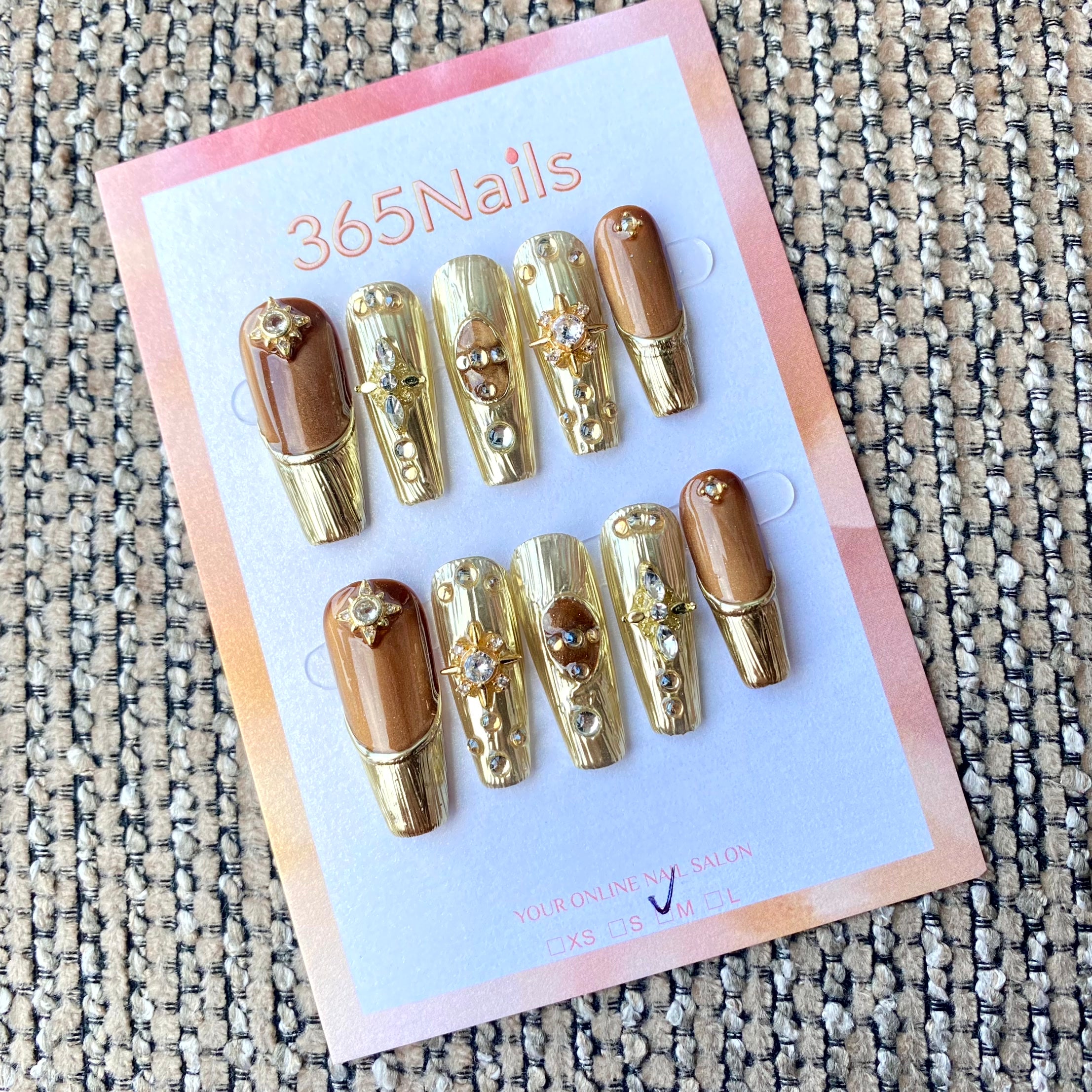 365nails: "Golden Sunlight" – Unhas Postiças Artesanais de Formato Caixão na Cor Marrom e Dourado com Pedrarias