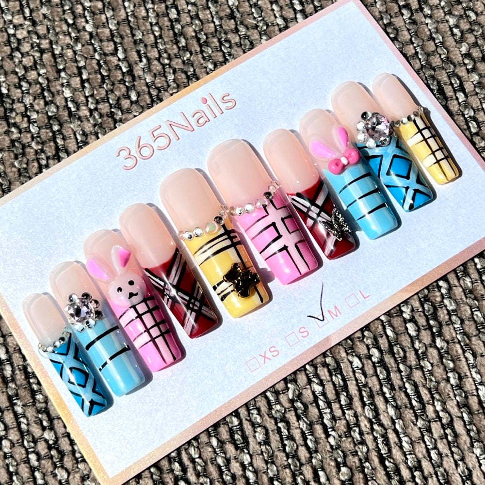 365nails: "Pop lapin à carreaux" — personnage 3D et motif à carreaux, ongles forme coffin faits main