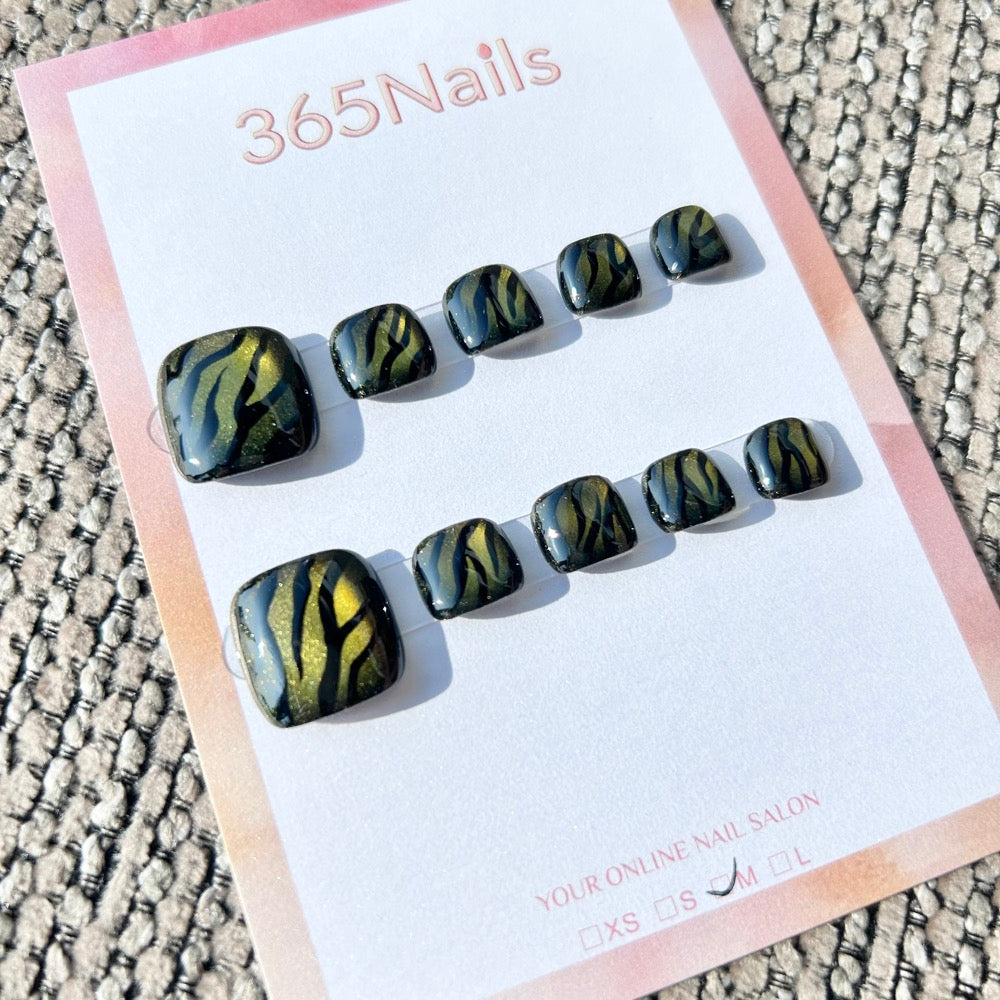 365nails: "cat eye tiger stripe" – handmade press-on toenails / pedicure