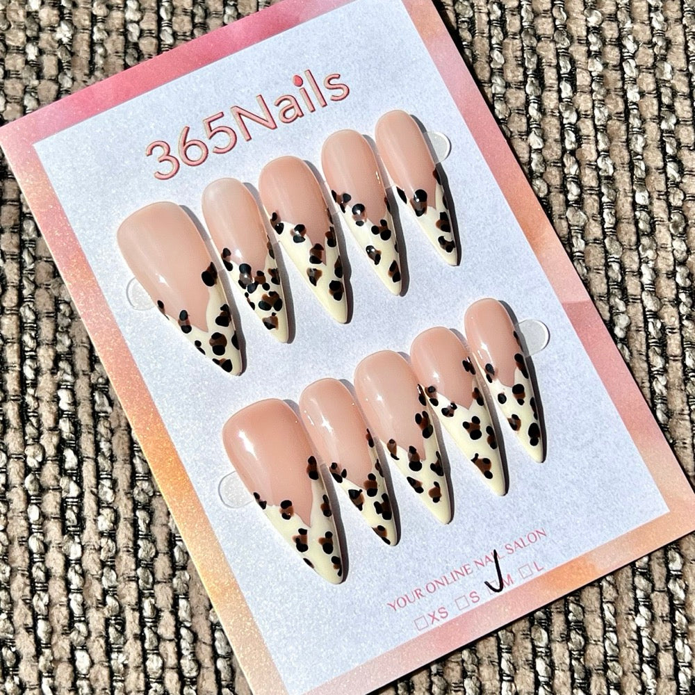 365nails: "Léopard Crème en V" – Ongles forme stiletto fait main nude et crème, imprimé léopard en V