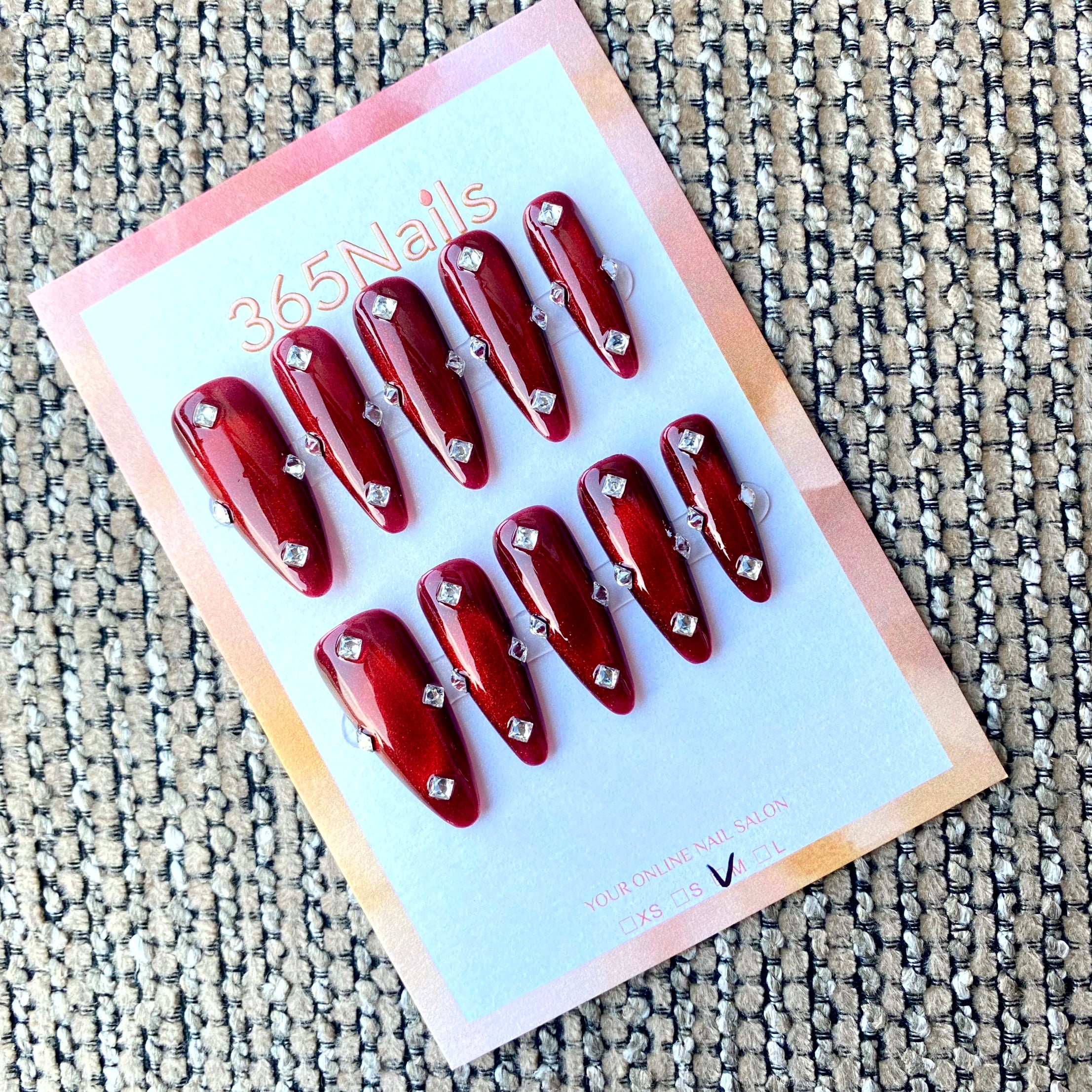 365nails: "紅寶光暈" – 閃耀紅色水晶點綴手工製尖形甲片