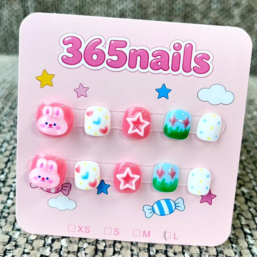 365nails: "Rêves du pays des bonbons" – ongles press-on courts forme carrée, personnages pastel 3D et étoiles, faits main