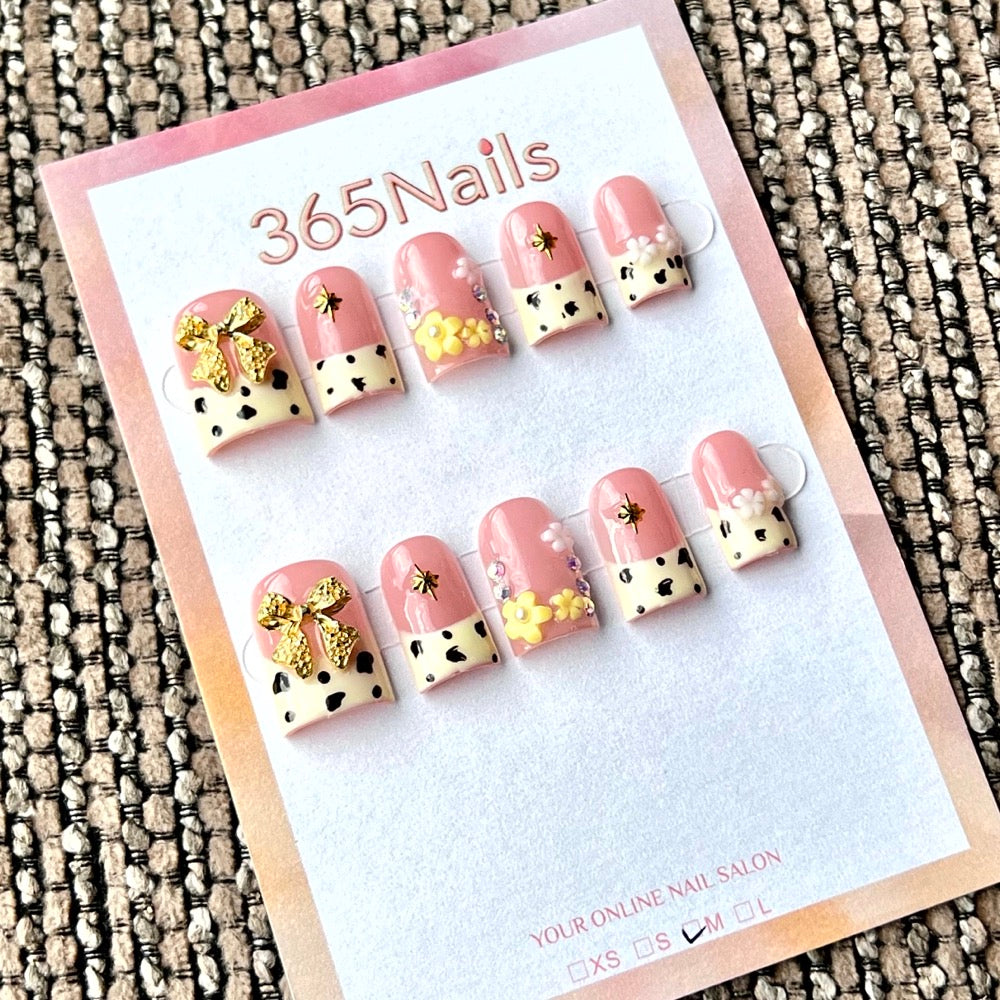 Rose à motif vache avec nœud et étoile - Vente en gros : ongles press-on ultra-doux, ajustement flexible, fait main (MOQ=100)