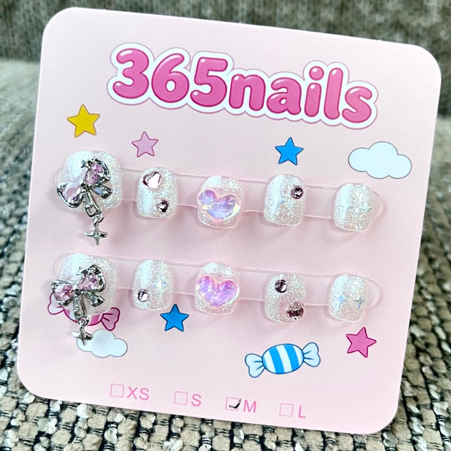 365nails: 반짝이는 하트 리본 — 3D 참 장식 수제 숏 네일