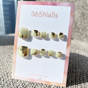 365nails: "淡玉綠金箔" – 手工製足部穿戴甲