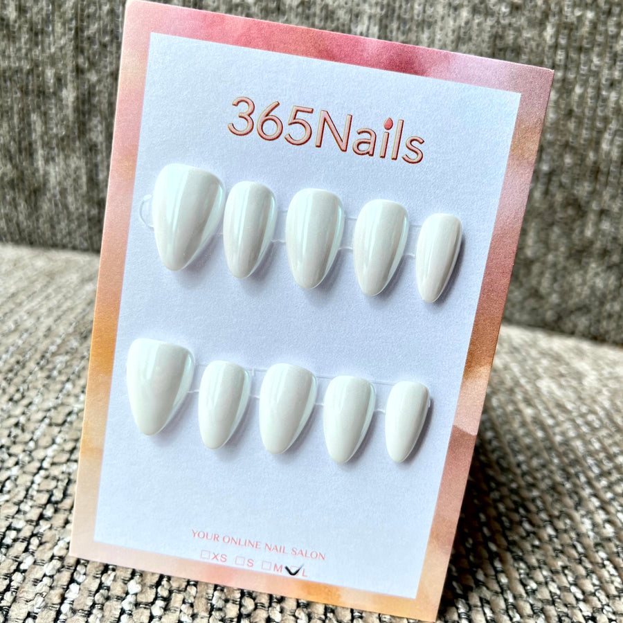 365nails : Perle de givre — ongles forme amande fait main blanc nacré uni effet chrome