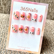 Rose avec Hello Kitty et imprimé vache - Vente en gros d'ongles press-on faits main ultra-souples à ajustement flexible (MOQ=100)