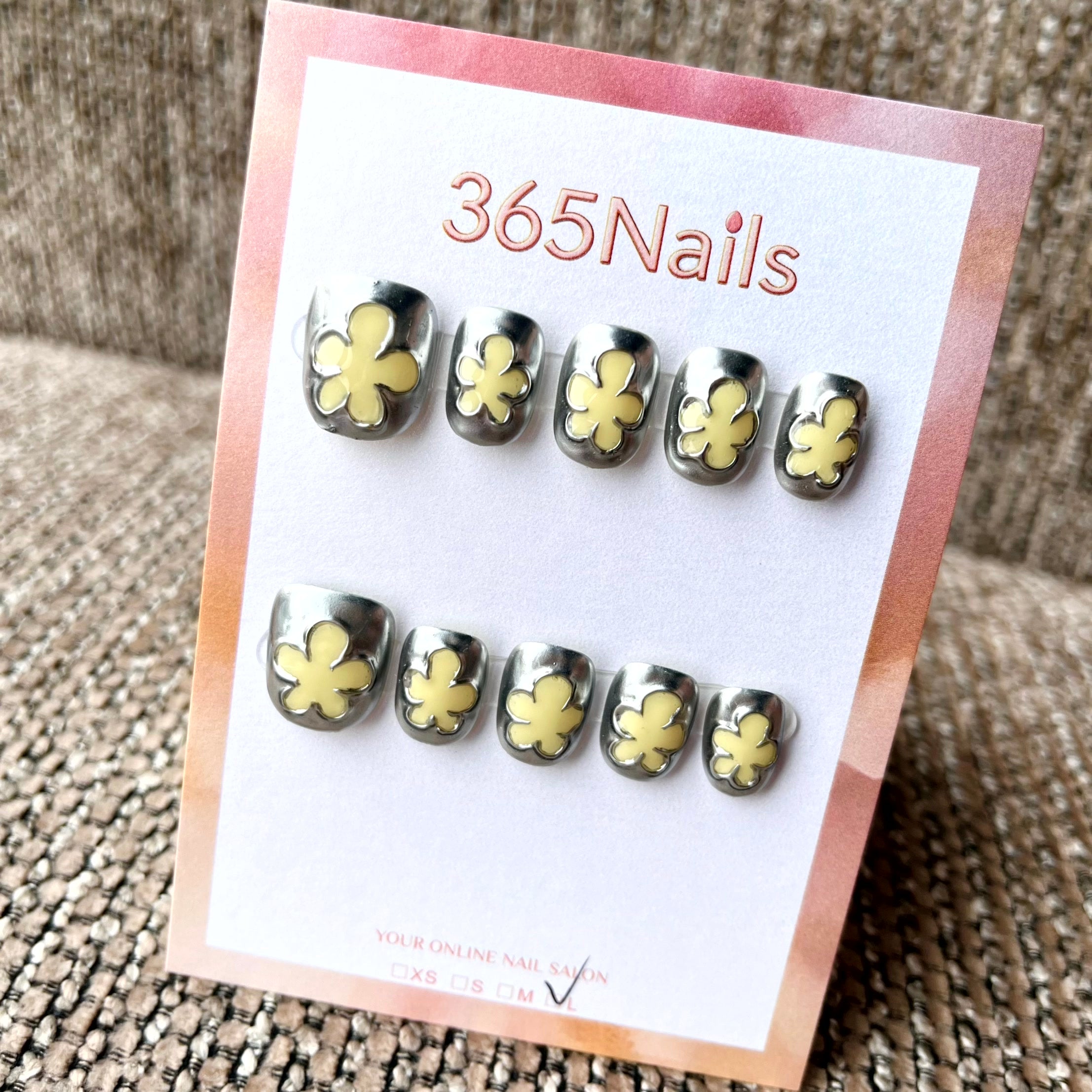 365nails: "金色時光綻放" – 3D花卉與金屬鏡面手工製短款方形穿戴甲