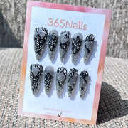 365nails: "Dentelle Noire Scintillante" – Ongles forme stiletto longs ornés de dentelle noire et strass