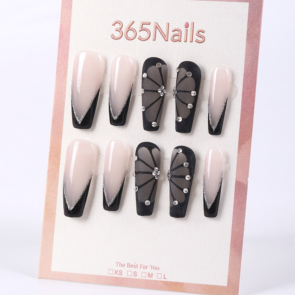 Uñas postizas 365nails rosa ahumado con abanico de tul negro y pedrería francesa en V.