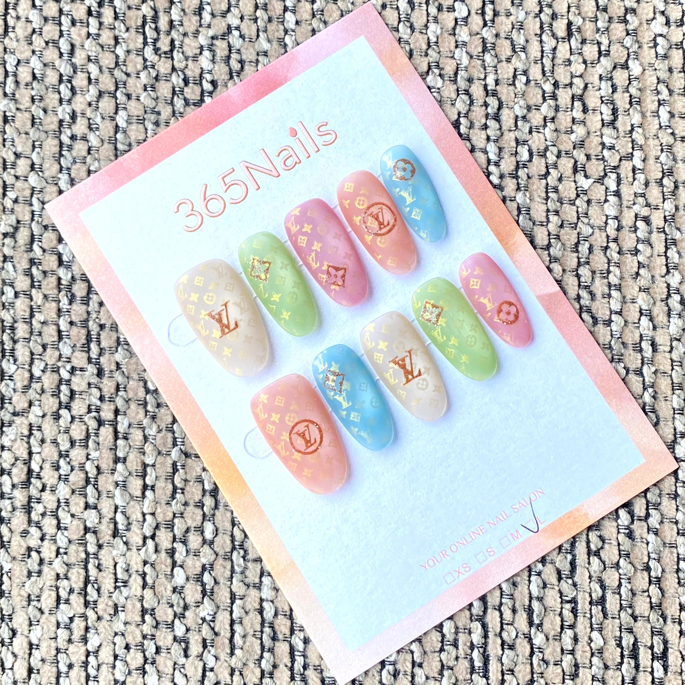 Logotipo de luxo 365nails: "Pastel Rainbow Jelly" – Unhas Ovais Artesanais com Monograma de Luxo em Folha de Ouro