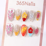 Uñas postizas 365Nails con base color gris lechoso y degradado de gelatina color atardecer, flores 3D, tallado ondulado y detalles de cristal.