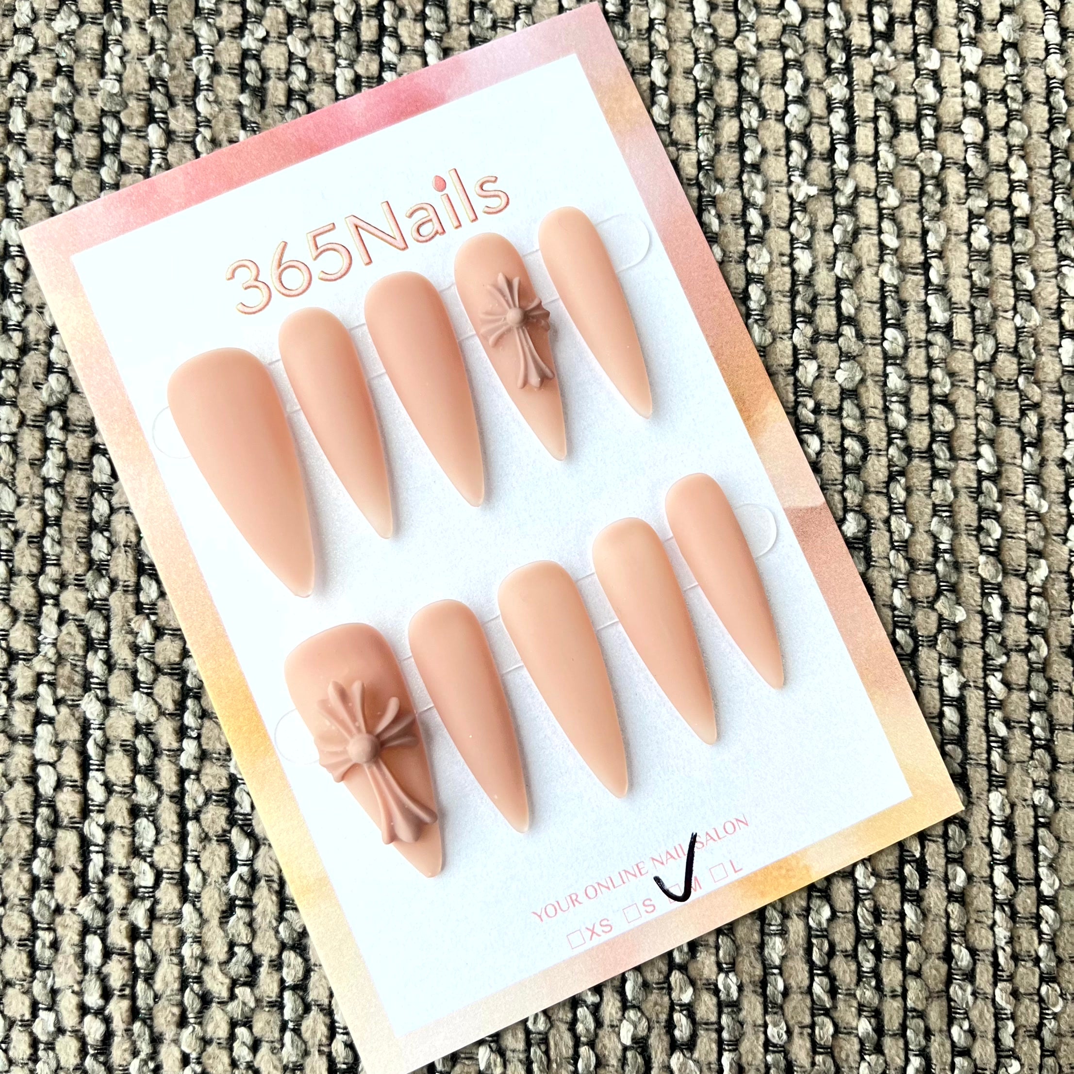 누드 엘레강스: "블러시 크로스" – 롱 스틸레토형 프레스온 네일