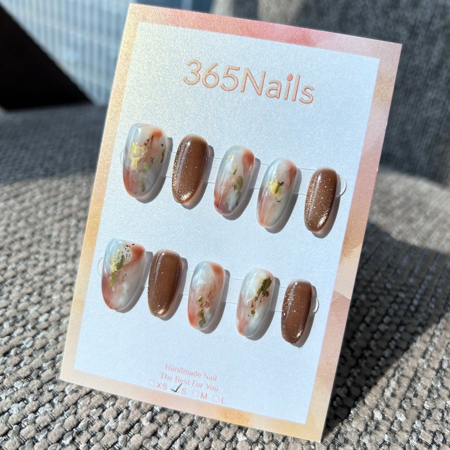 Ethereal Ink : « Marbre Terre Châtaigne » – ongles forme ovale effet œil de chat brun toffee & estompe rouille-vert avec foil doré