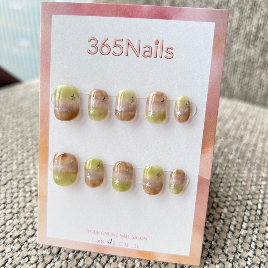 Cartoon & Dopamina: "Matcha Amber Dusk" – Unhas Curtas com Ombré em Degradê Verde e Marrom e Estrelas Prateadas