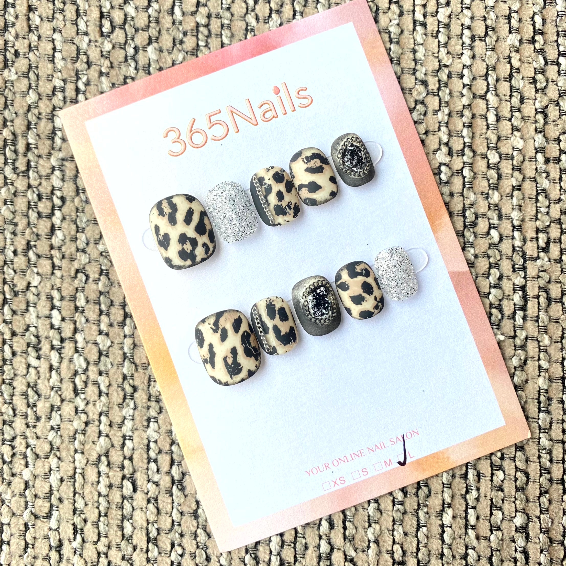 365nails: "Matte Safári" – Unhas Squoval Feitas à Mão com Estampa de Leopardo e Pedras de Corrente Prateada